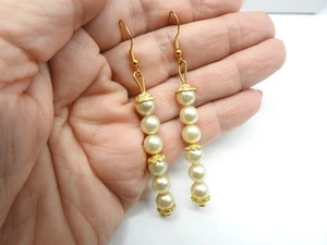 Pendientes colgantes vintage de metal tono dorado con perlas de imitación blancas apagadas - Imagen 1 de 3