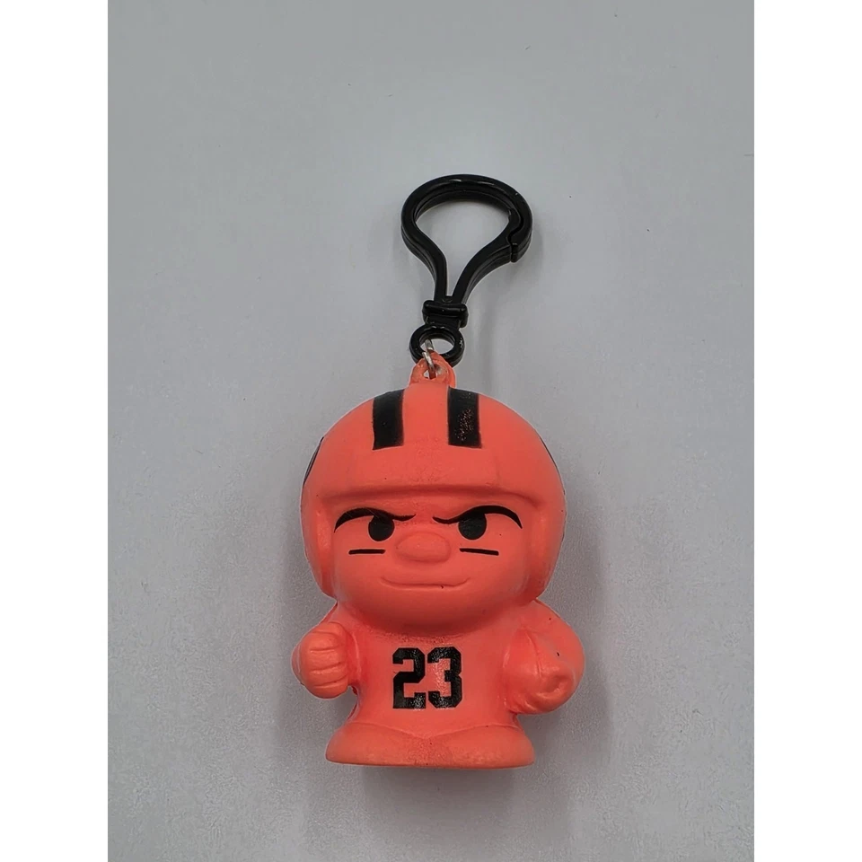 Chaveiro NFL Squeezymate Series 7 2025 Christian McCaffrey raro vermelho neon 49ers - Imagem 1 de 4