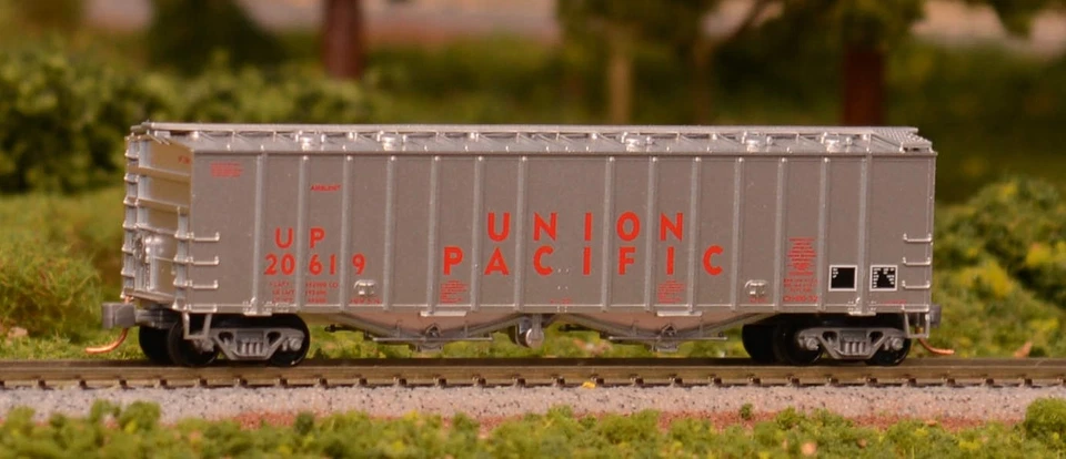 MicroTrains 098 00, N Scale, Air slide 2-bay rib side covered hopper, UP 20619 - Image 1 of 3