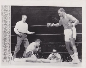 1967 Press Photo Heavyweight Boxer Buster Mathis TKO Ron Marsh in New York - Picture 1 of 2