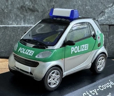 seltenes Herpa smart City-Coupe der Polizei Hamburg mit Blaulicht 1/87 - Bild 1 von 4