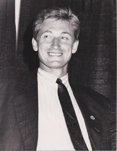 TYP 1: 1988 Pressefoto Hockeystar Wayne Gretzky unterschreibt bei Los Angeles Kings - Bild 1 von 2