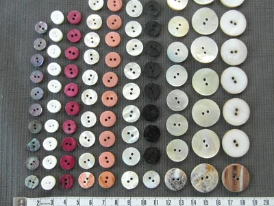 Konvolut Knöpfe Musterknöpfe Perlmutt 10 Positionen = 100 schöne Perlmuttknöpfe  - Bild 1 von 4