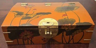 20 世纪 20 年代亚洲古董箱子用于文件/贵重物品存储。 方格饰面  — 第 1/4 张图片