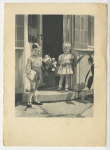 Postal History - Germany To USA - Boy Giving Flowers To Girl 1950s vintage C3 - Picture 1 of 2