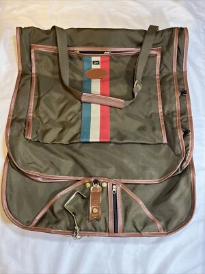 Bolsa de ropa de equipaje colgante de viaje Lark de colección marrón oliva Foto 1 de 4