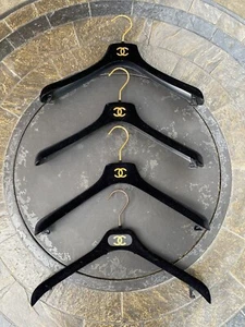 Kleiderbügel 4er Set Chanel schwarz Samt mit goldenem Logo - Bild 1 von 9