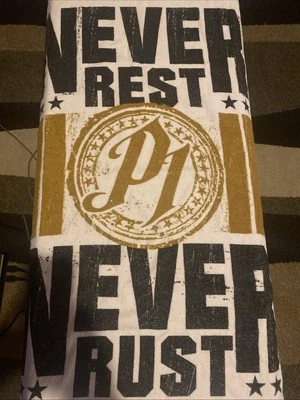 Белое пляжное полотенце AJ STYLE WWE подлинное «Никогда не отдыхай, никогда не ржавей» 55x30 - Изображение 1 из 3
