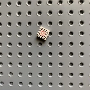 Lego Azulejo 1x1 Líneas Rojas Radiales en Cuadrados Negros Redondeados Patrón Espacio De Colección - Imagen 1 de 3