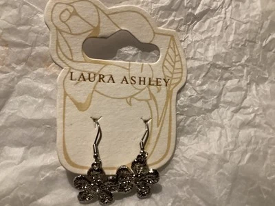 Nuevos pendientes Laura Ashley - flor - metal plateado nuevos en paquete Foto 1 de 4