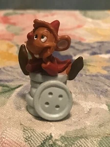 Jaq Maus PVC Figur Aschenputtel sitzend auf Knopfstapel 1-1/2" hoch (324 - Bild 1 von 5