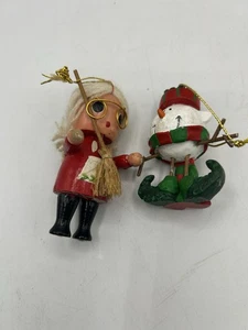 Vintage~2-Ornamenti Natalizi, Dama in Legno e Elfo Pupazzo di Neve Rustico Primitivo Arte Popolare - Foto 1 di 12