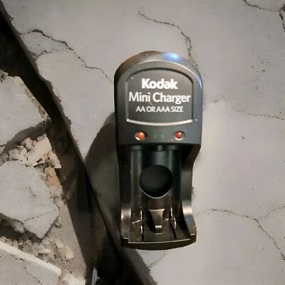 New Kodak K630 Mini Wall Charger for AA or AAA Size NiMH Batteries  - Image 1 of 4