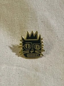 Basquiat Enamel Pin - cat - 80s nyc nightlife street art Jean-Michel gold crown - Picture 1 of 2