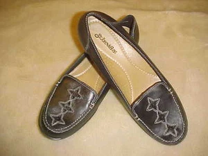 VINTAGE NEW LADIES ST. JOHN'S BAY  LOAFERS HOLLY BLACK WITH ACCENTS SIZE 8 B - Picture 1 of 5