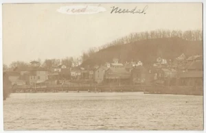 1906 Necedah, Wisconsin - ECHTFOTO Stadtansicht, Geschäfte am Wasser, Postkarte - Bild 1 von 2