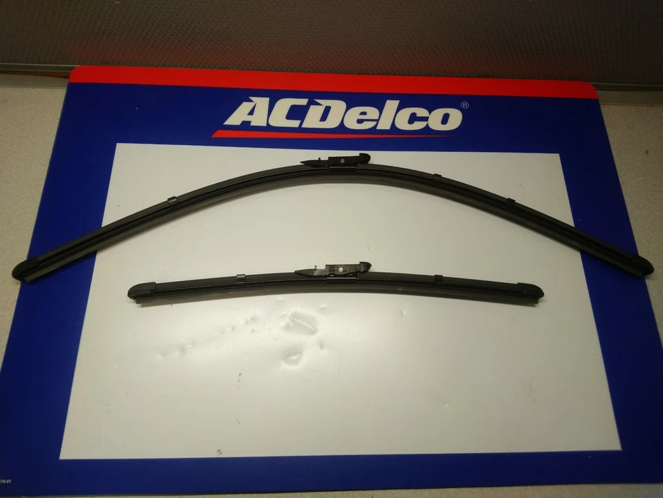 2008-2009 genuine GM Pontiac G8 wiper blade set - Image 1 of 1