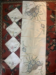 4 Vintage Hand Embroidered stitched Set Napkins Table Runner Cloth Flower Linens - Foto 1 di 11
