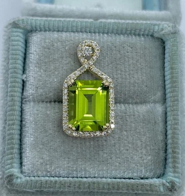 Colgante para mujer de diamantes de peridoto simulado de corte esmeralda de 2 quilates enchapado en oro blanco de 14 quilates Foto 1 de 3