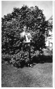 MAN IN BUSHES,WISCONSIN DELLS,1920'S.VTG 4.3" x 2.5" PHOTO*X2/1 - Picture 1 of 2