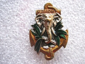 ANCIEN INSIGNE EMAIL COLONIAL LE 4° RIAOM (Régiment Inter Armes d’Outre Mer) - Picture 1 of 2