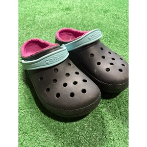 Zoccoli donna Crocs Classic taglia 7,5 foderati nero rosa fuzzy slip on scarpe comode - Foto 1 di 5