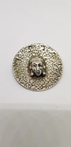 Broche vintage de plata de ley 925 pesado redondo cara de rey martillado inusual - Imagen 1 de 10