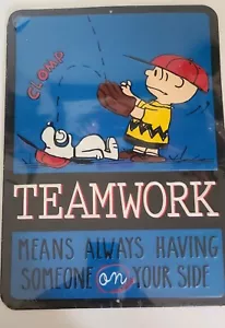 Insegna Charlie Brown Peanuts metallo lavoro di squadra 14" x 10" - Nuova - Foto 1 di 2