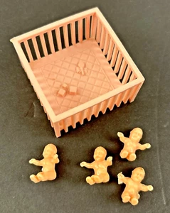 Vintage Marx Doll House Furniture Pink Plastic Nursery Playpen & 4 Babies - Picture 1 of 10