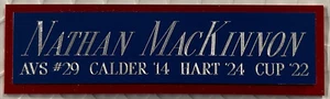 NATHAN MacKINNON PLACA DE IDENTIFICACIÓN AUTOGRAFIADA FIRMADA STICK JERSEY PUCK PHOTO AVALANCHE - Imagen 1 de 4