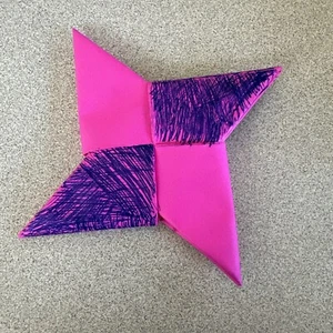 Stella ninja origami arte bambino fatta a mano - rosa caldo con segni di hashish inchiostro blu - NUOVO - Foto 1 di 3