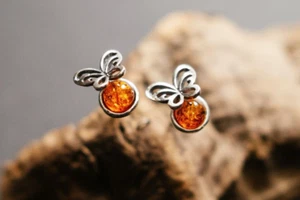 Kleiner Schmetterling auf einer Bernsteinkugel-Ohrringe. Romantisches Geschenk. - Bild 1 von 7