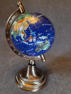 Lapislázuli azul miniatura vintage y piedras semipreciosas, globo terráqueo con incrustaciones Foto 1 de 4