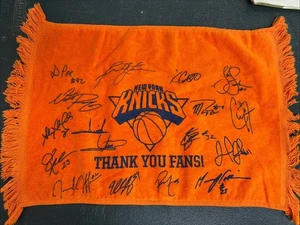 VINTAGE New York Knicks Thank You Fans Towel Signatures - Picture 1 of 9