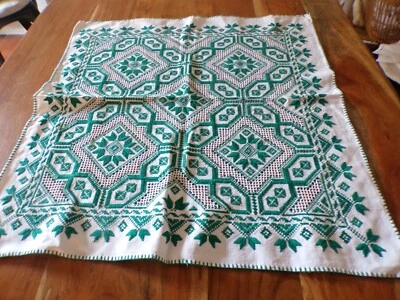 Centre de table coton  blanc broderies vertes ( ref 18 ) - Photo 1/4