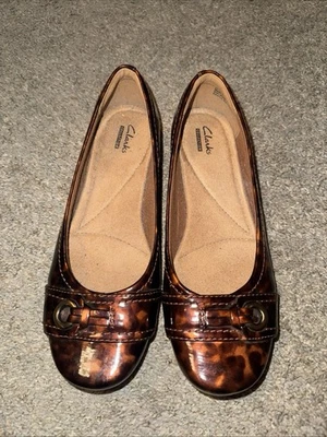 Clarks Zapatos planos de ballet marrón estampado de leopardo charol redondo acento dorado Foto 1 de 4