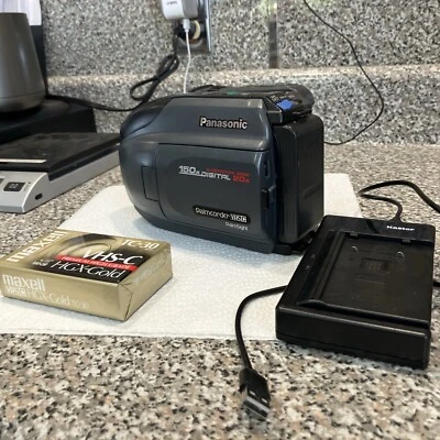 Panasonic PV-L501D Palmsight Palmcorder VHSC 150x Zoom Camcorder WORKING - Image 1 of 4