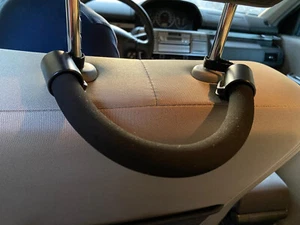 Auto PKW Rücksitz Haltegriff Handgriff Halterung Kopfstützengriff Kopfstütze - Bild 1 von 4