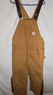 Hecho en EE. UU. Para hombres 36 x 32 CARHARTT OVEROLES Arenisca Marrón Edredón de Trabajo Aislado Foto 1 de 4