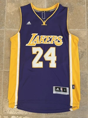 Camiseta deportiva Kobe Bryant Los Angeles Lakers Adidas Swingman para hombre pequeña (se adapta a jóvenes XL) Foto 1 de 4