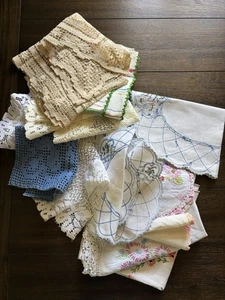 Vintage Deckchen, Läufer, Tischsets. Bestickt/Leinen. Lot 14. - Bild 1 von 18