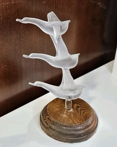 Vintage Kunstglas mattierte Vögel im Flug auf Holzsockel Wohndeko  - Bild 1 von 7