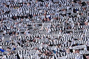 FOTO ICÓNICA DEL ESTADIO DE WEMBLEY DE LA FINAL CARABAO DE LOS FANÁTICOS COPA DE LA LIGA UNIDA DEL NEWCASTLE 2025 - Imagen 1 de 10