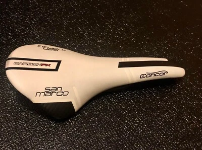 SELA DE BICICLETA SELLE SAN MARCO CONCOR CARBONO FX ESTREITA 135 GRAMAS - Imagem 1 de 4