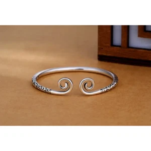 brazalete fino con adornos y extremos curvos en colores plata y - Imagen 1 de 9