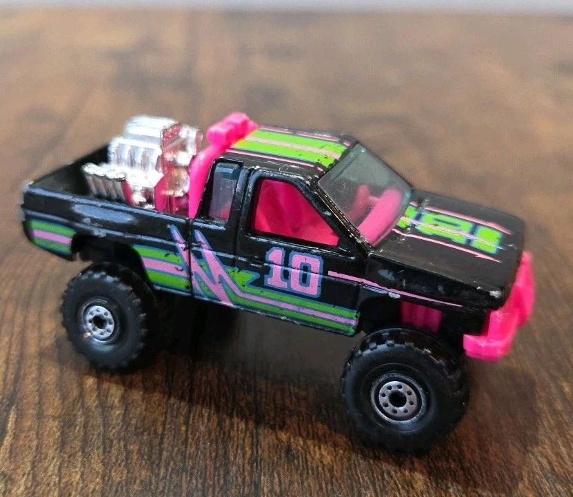 HOT WHEELS TARJETA AZUL COLECCIONISTA # 131 CARROCERÍA RÍGIDA NISSAN NEGRA CON INTERIOR ROSA Foto 1 de 4