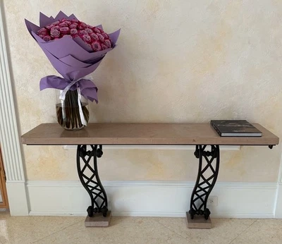 Mesa consola - Tapa de piedra con base escultural de metal negro Foto 1 de 2