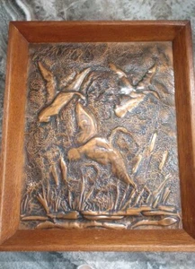 Vintage gehämmertes Kupfer Wandbild fliegende Gänse ? Enten ? Cattails Lily Pads - Bild 1 von 6