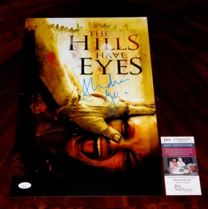 PÓSTER FIRMADO POR EL DIRECTOR ALEXANDRE AJA 12X18 LAS COLINAS TIENEN OJOS CERTIFICADO DE AUTENTICIDAD JSA ¡¡HORROR!!! - Imagen 1 de 1