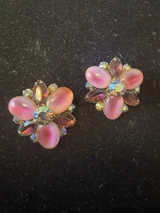 Vintage Beau Jewels Jewel Tone Rhinestone Cluster Clip Earrings Purple - Picture 1 of 2
